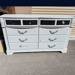 🎁Beautiful white color Queen size bedroom set:  dresser/8 drawer, tall chest, bed frame🎁
