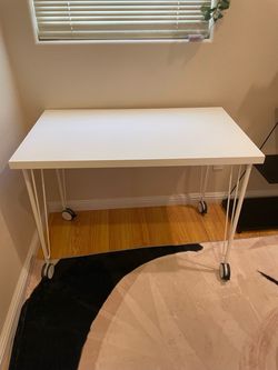 Whit table with wheels