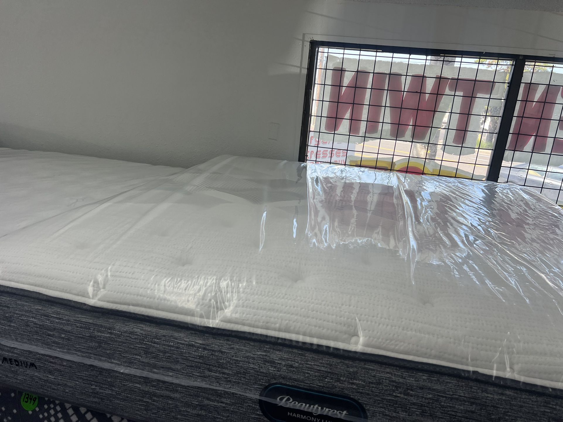 KING SIZE SIMMONS BEAUTYREST HARMONY LUX MATTRESS & BOX SPRINGS BED SET