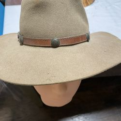 akubra  hat 