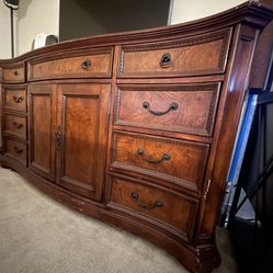 Dresser With Matching Night Stand. 
