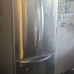 LG 24 Cu Ft French Door Refrigerator – FOR PARTS / REPAIR