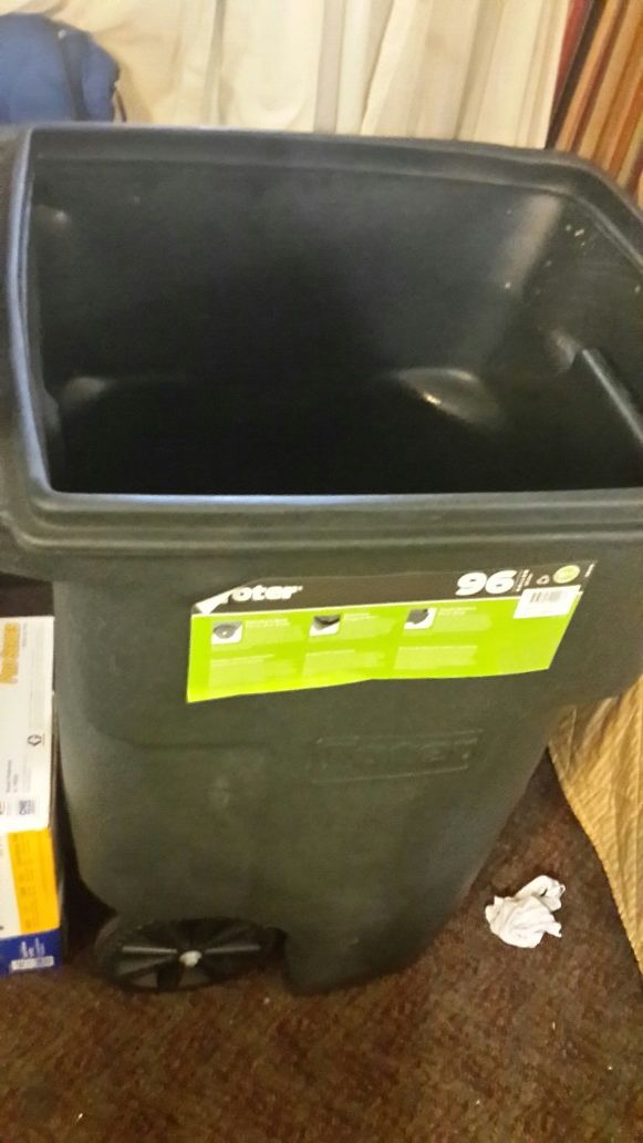 Brandnew never used 96 gallon trash can on wheels