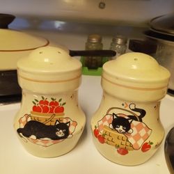 Old Kitty Cat Salt And Pepper Shakers