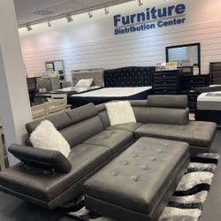 BLACK LEATHER SECTIONAL N OTTOMAN SET