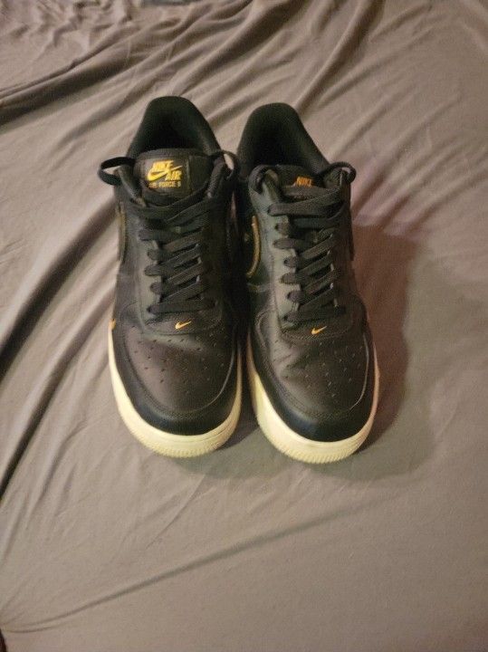 Nike Air Force 1 Low '07
Black Metalic Gold