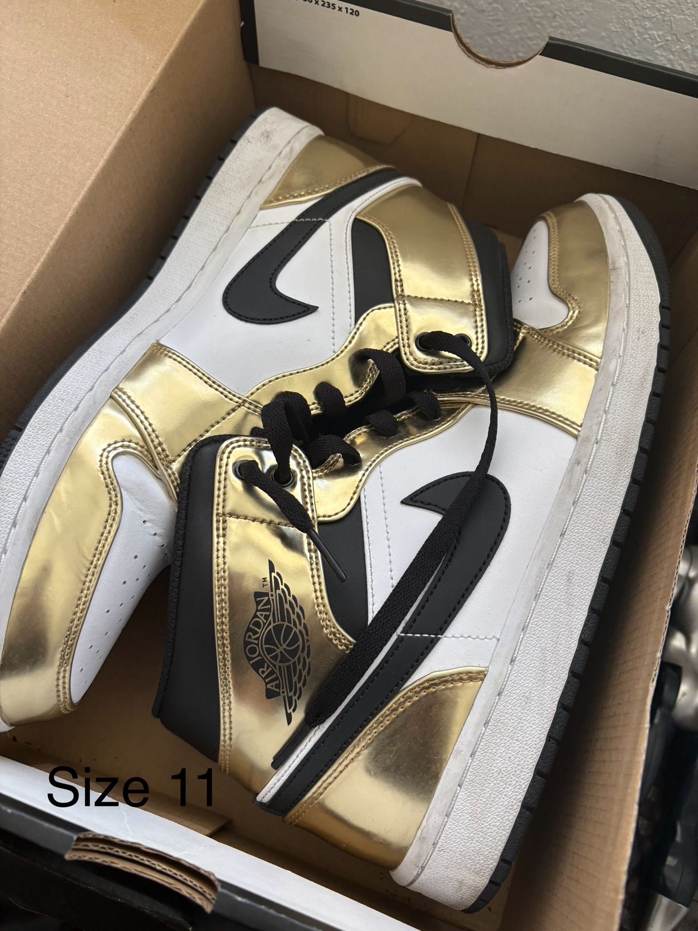 Size 11 Nike Air Jordan 1 Retro Mid SE Metallic Gold Black