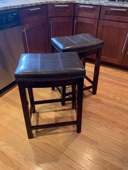 NEW* Counter Height stool. Only one left!