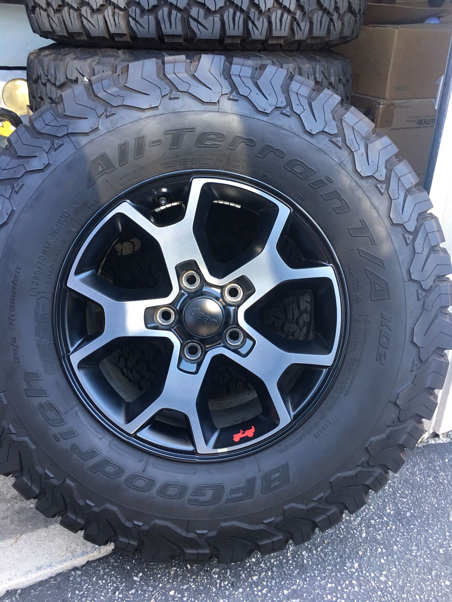 Jeep JL Wrangler Rubicon factory wheels & tires