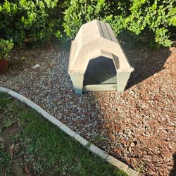 Decent large/medium size dog doghouse