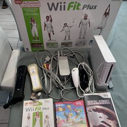 Nintendo Wii Plus 4 Controllers And 1 Pad/3 Games