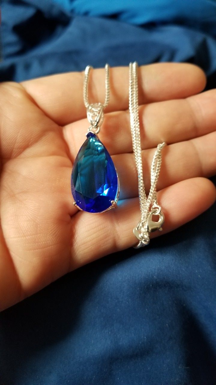 Gorgeous WOMAN'S blue sapphire pear shaped pendant