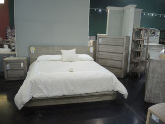 Napa 5-Piece King Bedroom Set - Weathered Gray Wood, Floor Sample, Huge Savings
