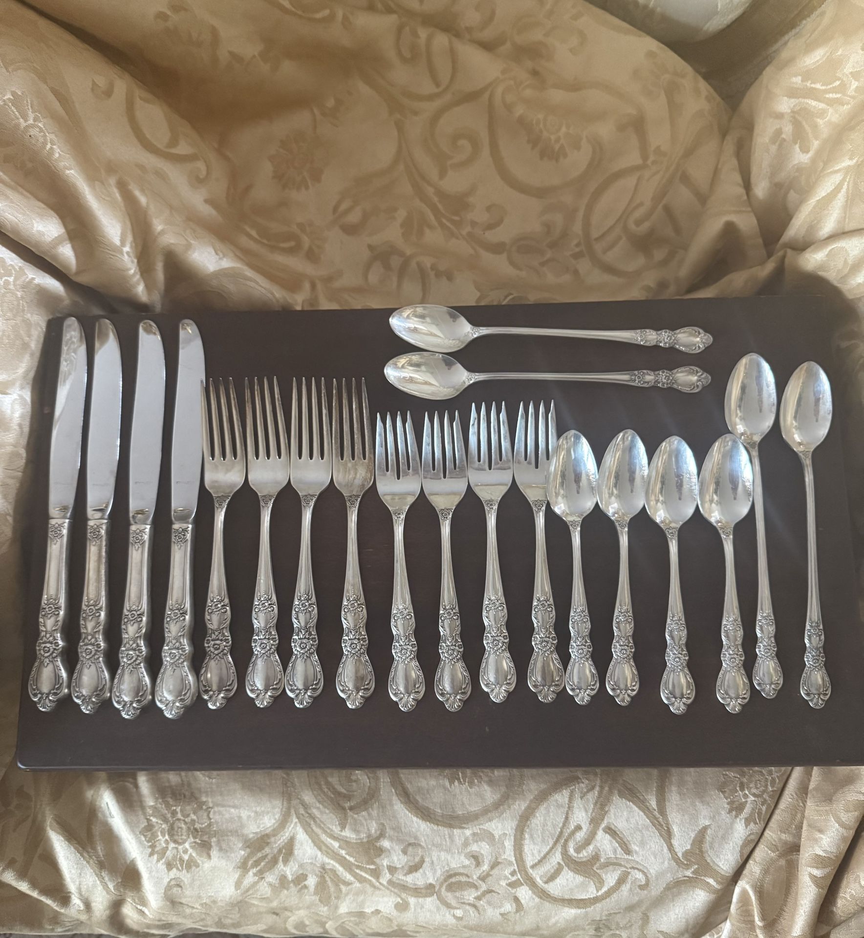 NEW SILVERWARE Vintage 1847 Roger Bros IS Heritage Silverware Set 20 Pieces 5 Piece Set . I HAVE 40 PIECES 2 SETS $40 EACH OR BOTH FOR $75