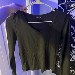 Black v-neck crop top