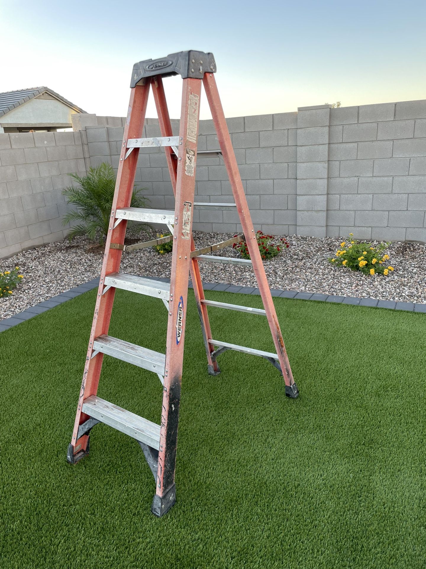 6’ Fiberglass Stepladder 300#