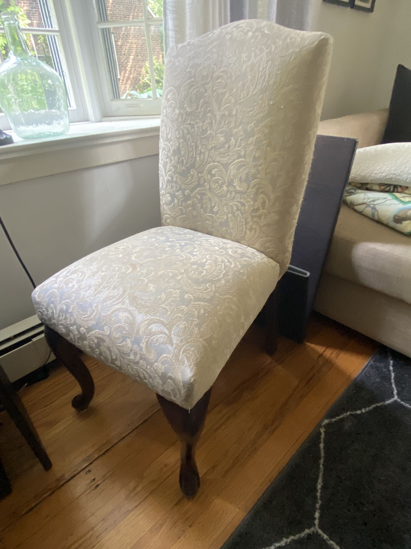 Upholstered cushioned chair
