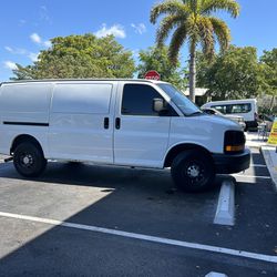 CHEVY EXPRESS 4.8 2500.  CLEAN TITLE IN  HANDS 