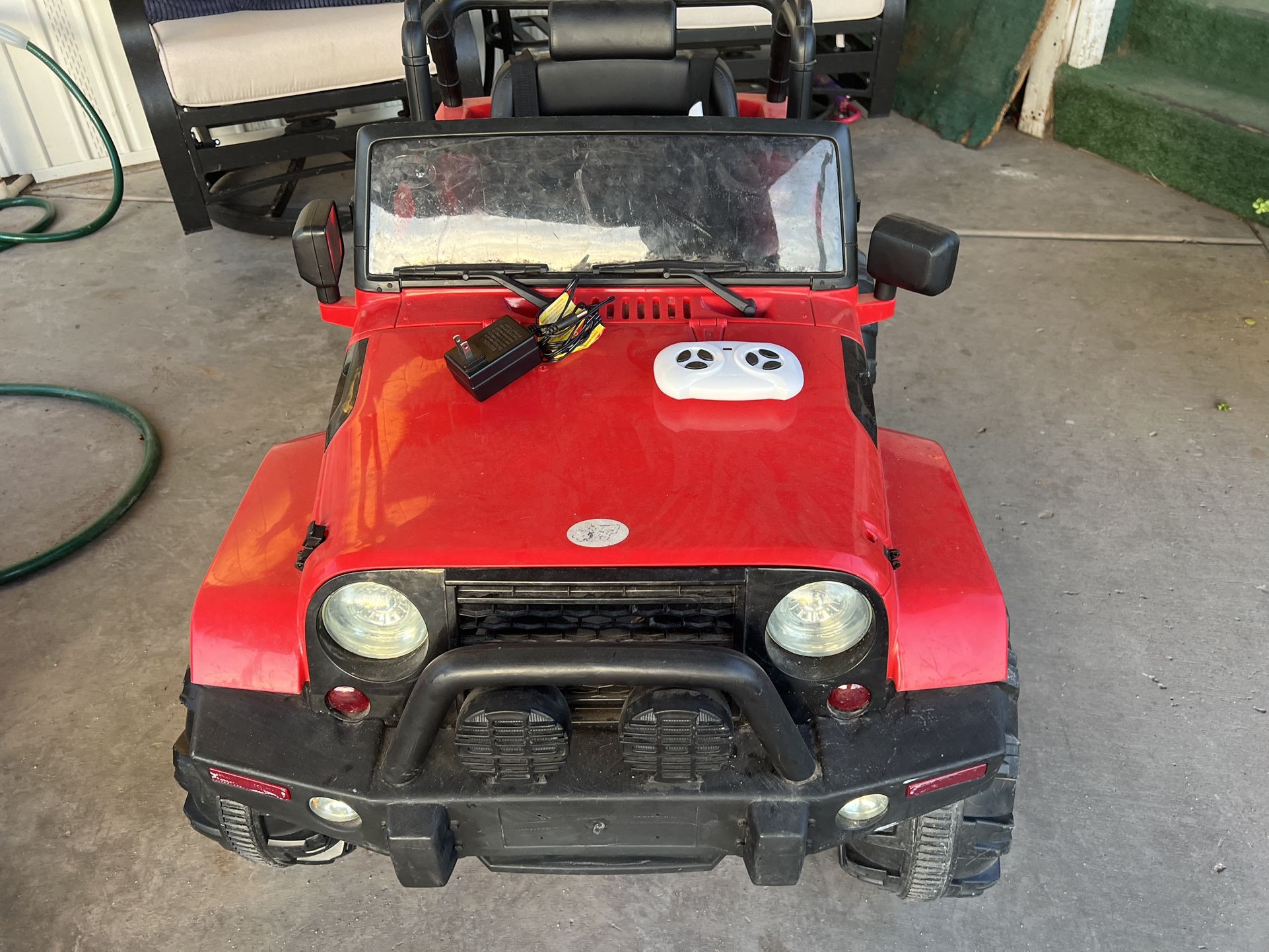 🔴 Kids Ride-On Jeep w/ Charger – Fun & Ready to Roll!