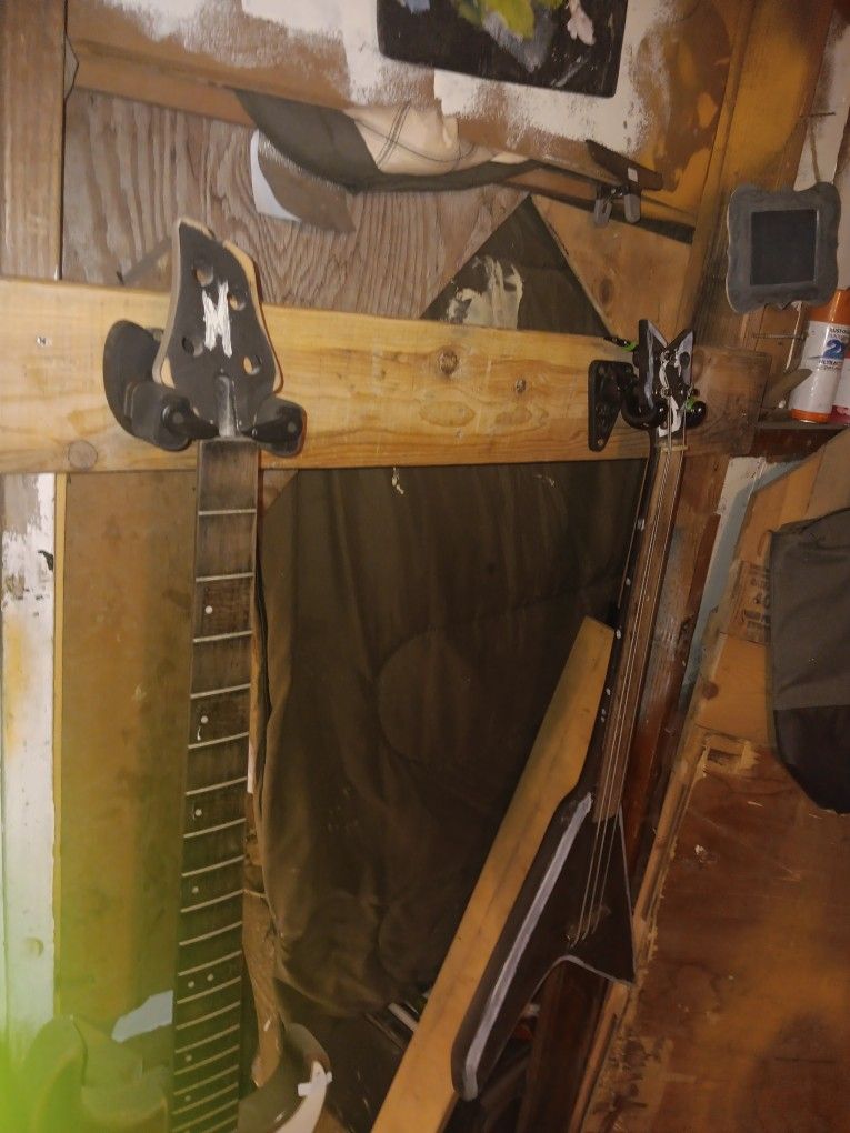 2 Guitar Holders