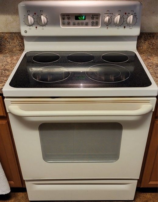 White Ge 30-inch Electric Glass Top Stove 
