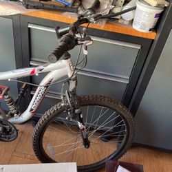 Mongoose Ledge 2,1 Bike