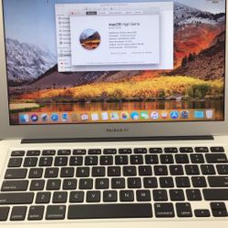 Apple MacBook Air 13” (Early 2015) - 8GB RAM / 1.6GHz i5