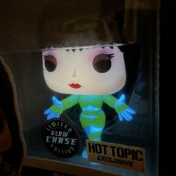 Glow Elvira CHASE Mummy Funko Pop *MINT* Hot Topic Special Edition Exclusive Mistress of the Dark Elvira 542 with Hard Stack protector