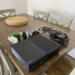 Xbox One + Controller + Turtle Beaches