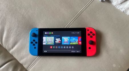 Nintendo Switch (NO SCRATCHES)