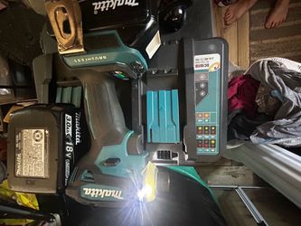 Makita drill 2  batteries and double charger value of 750$