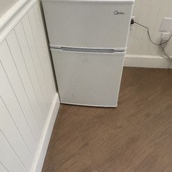 MINI FRIDGE WITH FREEZER 