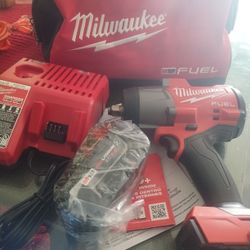MILWAUKEE M18 1/2 HIGH TORQUE IMPACT KIT W / BATTERY 5.0 CHARGER AND BAG 