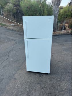 Refrigerator Household fridge freezer 18 cubics and ice maker (free local delivery)