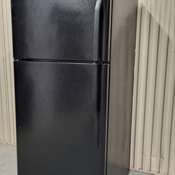 GE Refrigerator:CLEAN AND SANITIZE, EXCELLENT WORKING CONDITION, ICE MAKER, 29.5" WIDE, 66.5" HEIGHT 