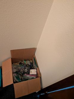 Hundreds of jewelry lot
