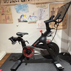 2022 Peloton Bike Gen 1.2, Low Mileage (26-50 Miles), Like New - Glendale