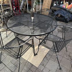 Patio Set All Metal 1 Table  4 Chairs.