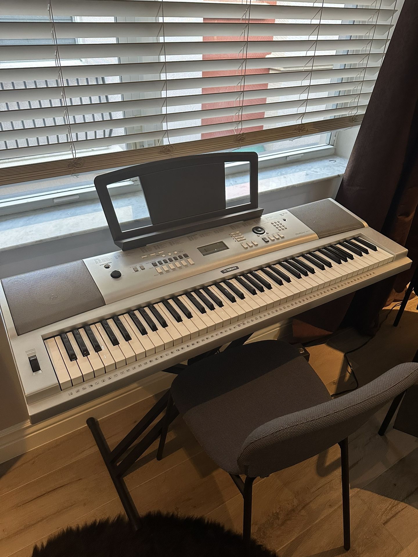 Yamaha Portable Grand DGX-220 Keyboard Piano + Stand