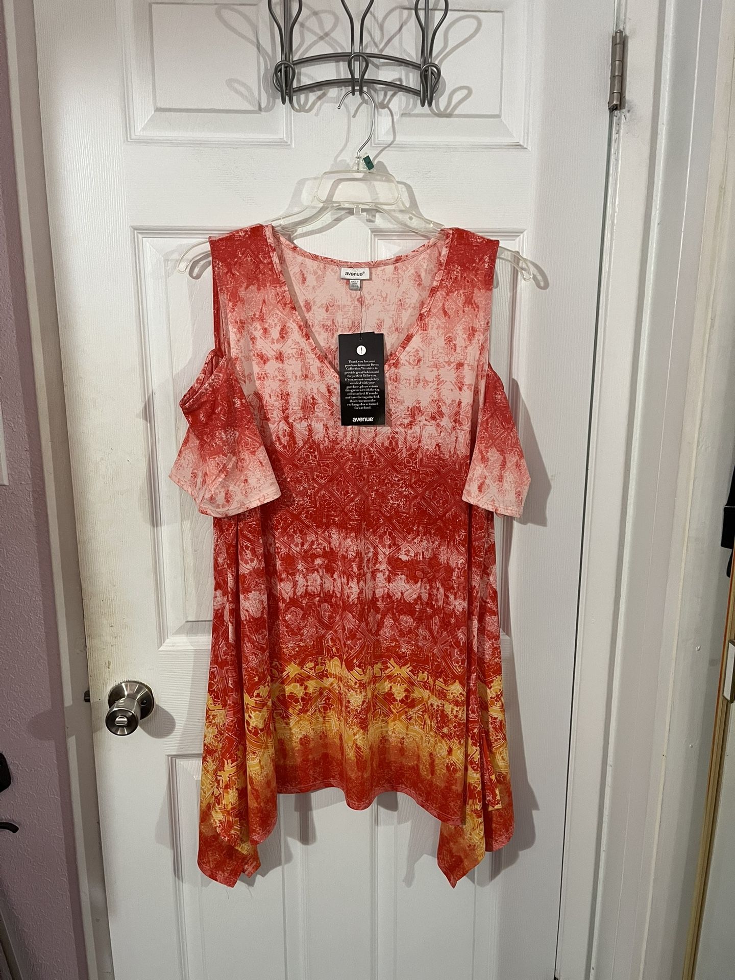 Brand new with tags Women’s Size 22/ 24 Tunic Top with Open shoulders.   Made of 95% Polyester and 5% Elastane.  Brand Avenue.  Brand New with tags.  