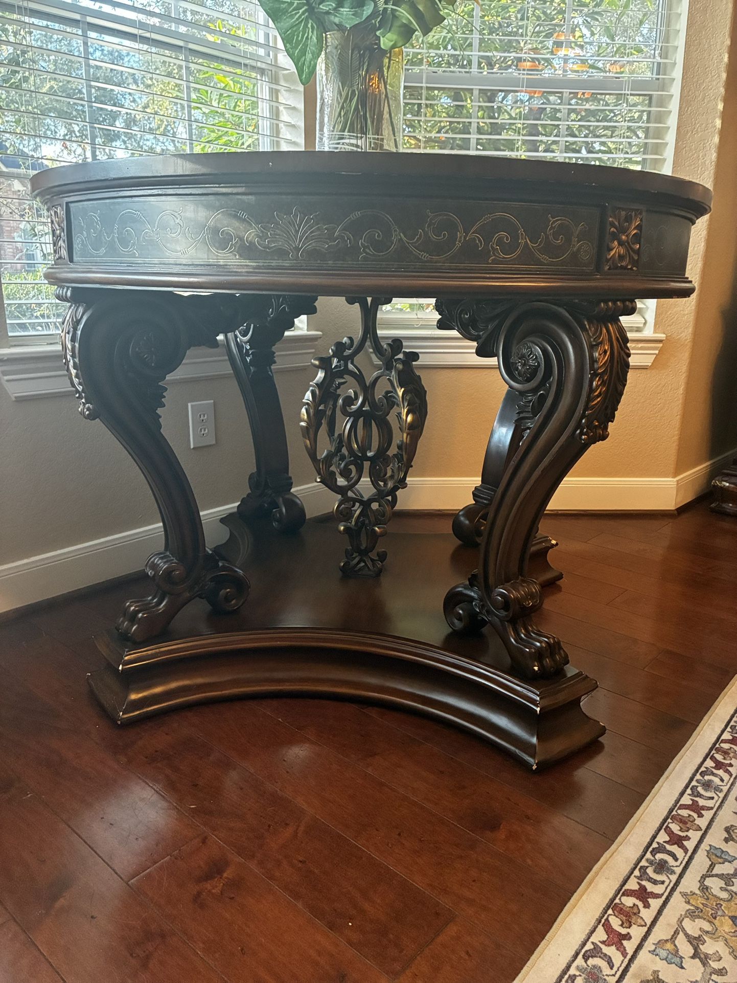Elegant Round Entry Table – Carved Wood & Metal Base