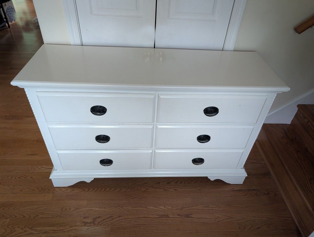 Vintage White Dresser in good condition and REAL wood