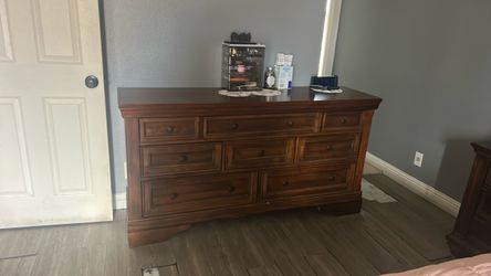 Bedroom set 4 pieces make offer