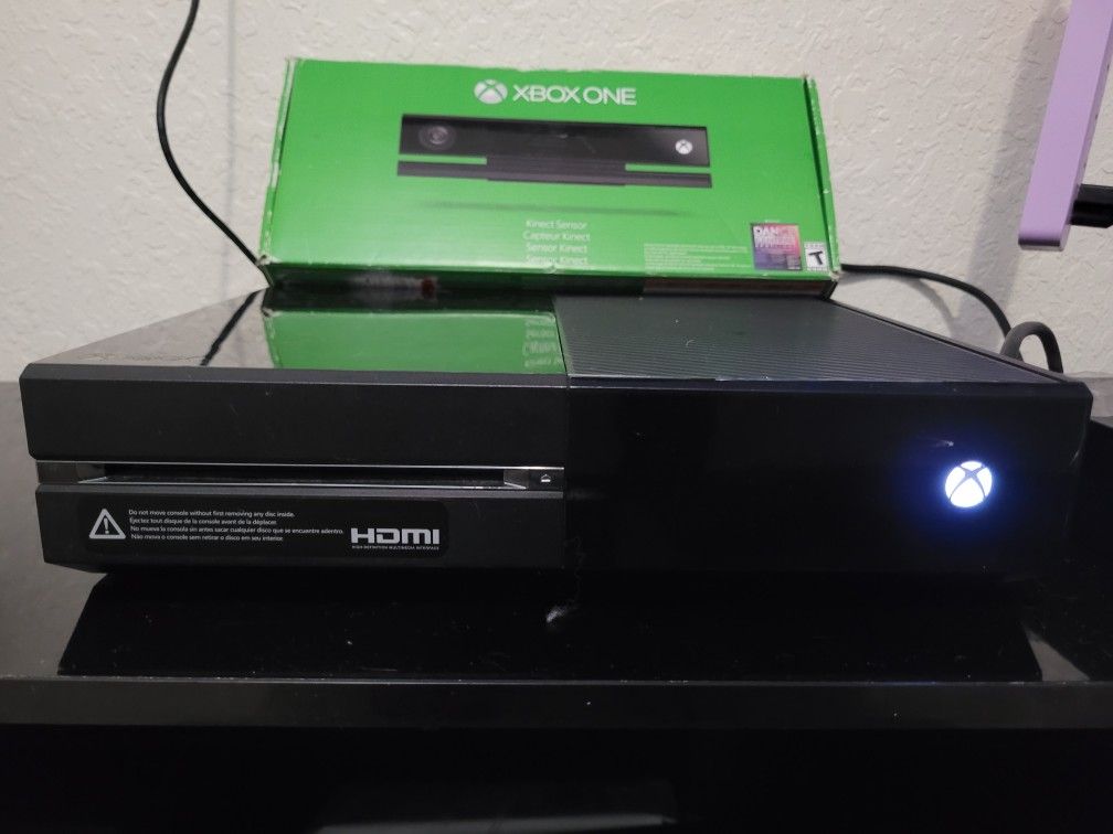 Xbox One 365 GB 1540 With New KINNECT, 1 Controller And Power Cord