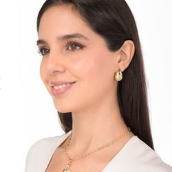 Gold-plated drop-shaped earrings with a shiny touch
