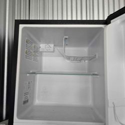 Hisense 1.6 cu.ft. Compact Refrigerator (Black)