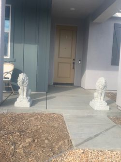 Statue lion 28’’ tall