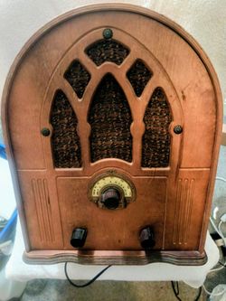 VINTAGE FRANKLIN CATHEDRAL RADIO