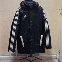 adidas chamarra para el frío negra con blanco, se le puede quitar el gorro
