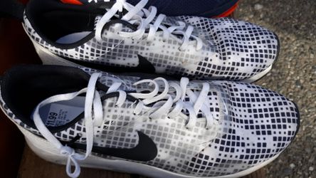 Shoes nike size 10 or 10.5